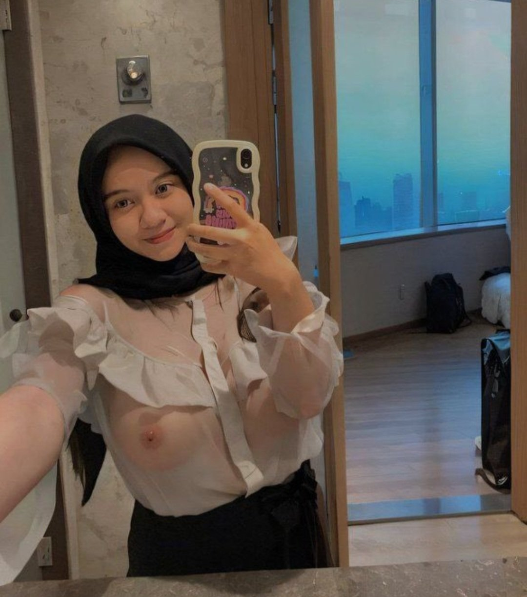 MENIKMATI GADIS PERAWAN YANG BERHIJAB